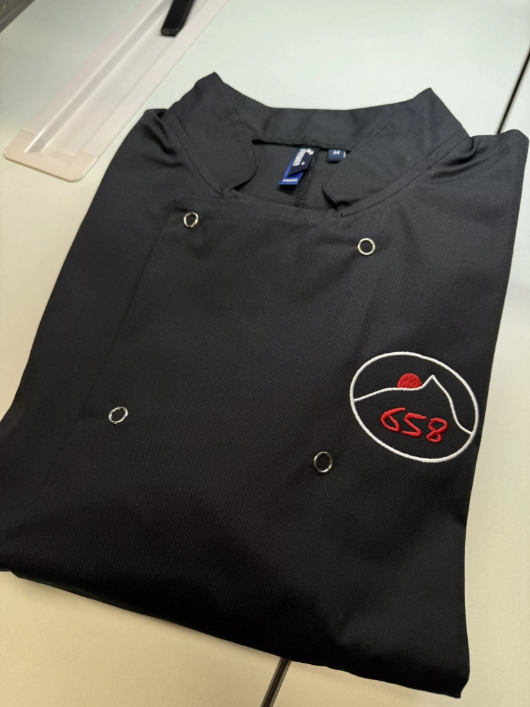 Veste de cuisine personnalisée avec broderie professionnelle – Stratos Publicité